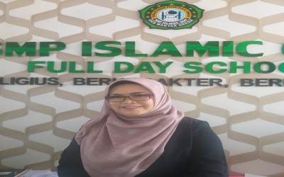 Dra. Hj.Sholihah Kepala Sekolah SMP ISLAMIC QON Gresik Satu Satunya Kepala Sekolah Swasta Lulus Program Sekolah Penggerak